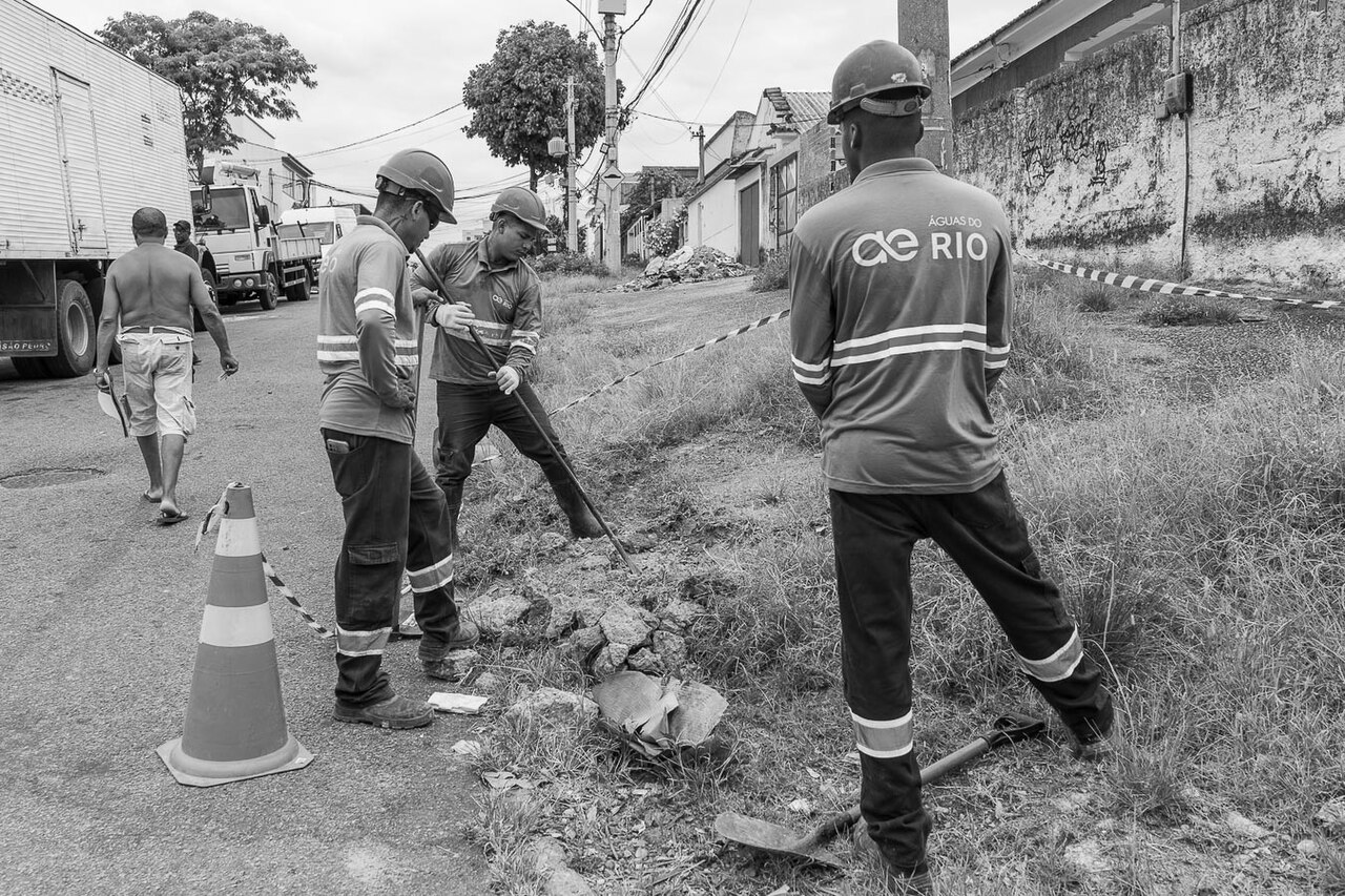 Trabalhadores uniformizados em serviço no Rio de Janeiro